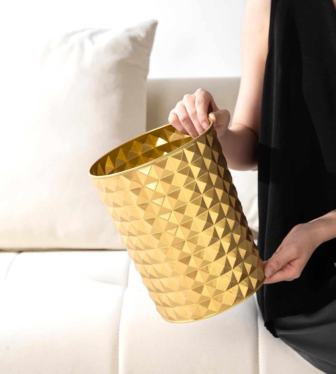Venalys Small Round Metal Trash Can Wastebasket, Decorative Diamond Pattern Garbage Can Waste Paper Bin, Modern Farmhouse Round Trash Bin for Bathroom, Bedroom, Kitchen and Office (Gold)