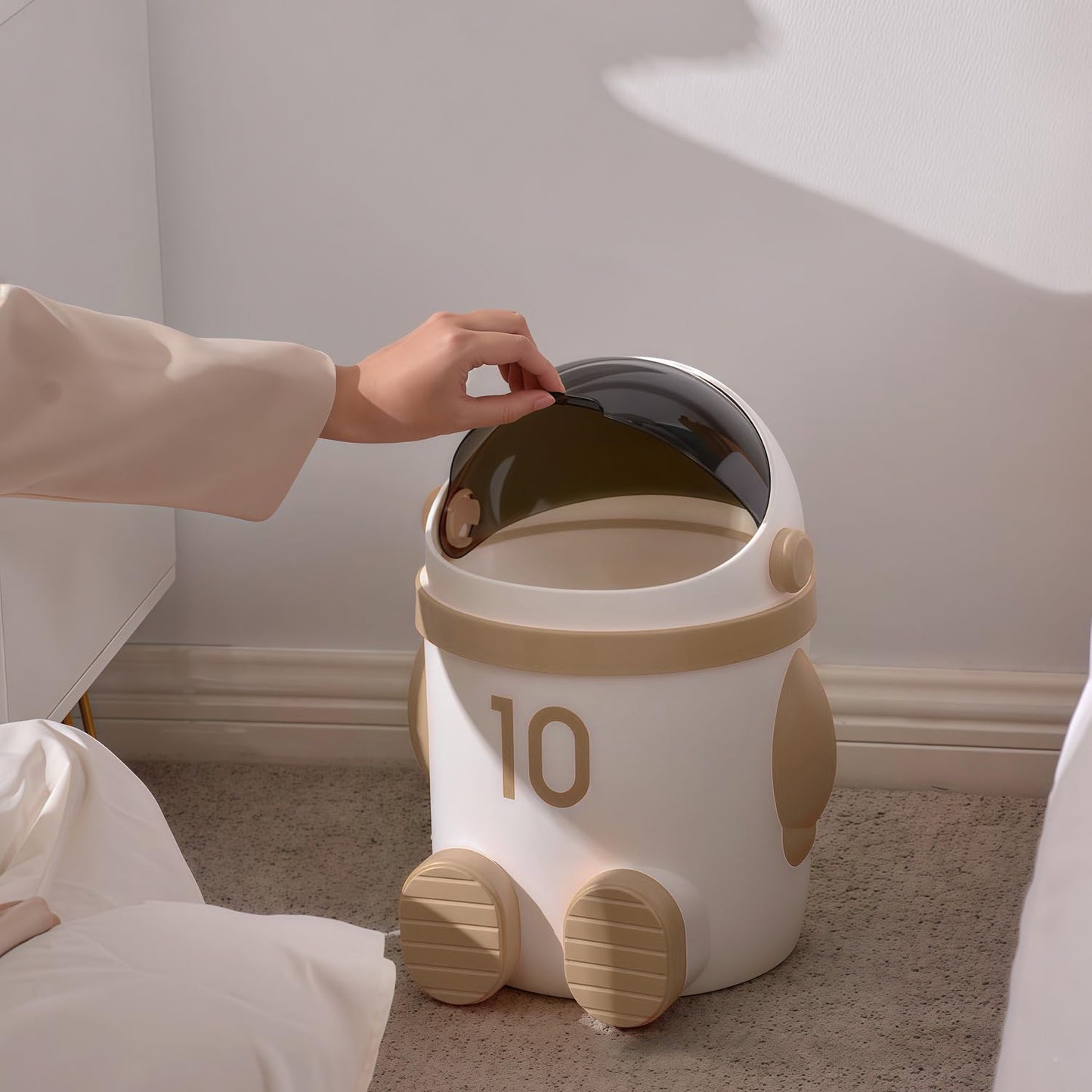 Sylfaen Astronaut Trash Can Wastebasket, 12 Liter / 3.2 Gallon Bathroom Garbage Can with Lid, Garbage Can for Kids, Cute Trash Can for Bedroom, Kids Room, Bathroom, Living Room (Khaki)