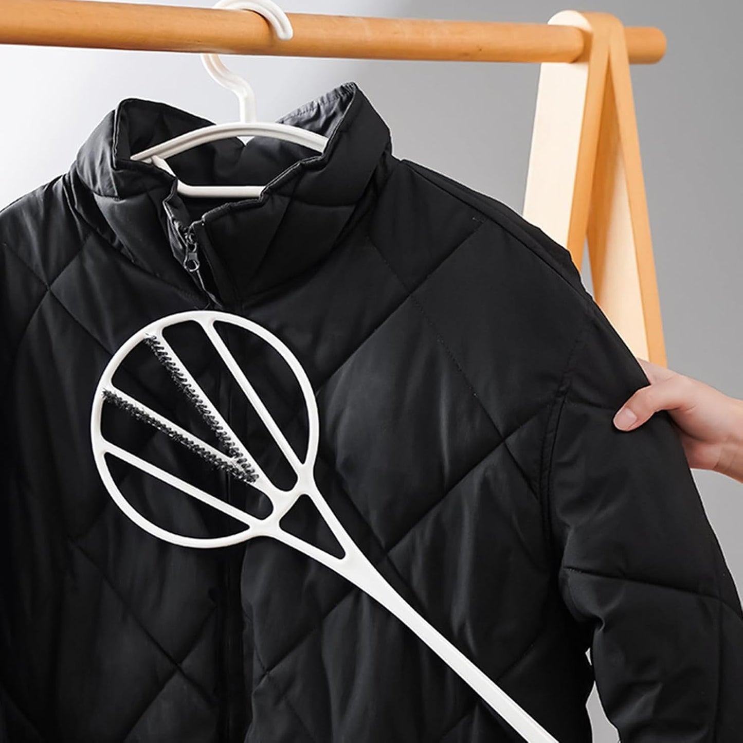 Carpet Beater, Long Handle Rug Comforter Beater, Long Handle Duster Manual Rug Comforter Furniture Dust Remover Detail Duster Cleaner, for Home, Laundry Room, and Outdoor Use