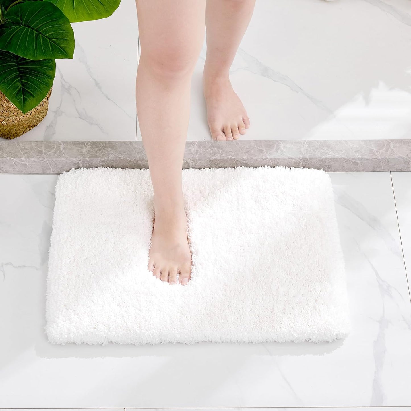 Disolla White Bathroom Rug 17x24 - Non-Slip Plush Small Bath Mat, Highly Absorbent & Ultra Soft Fluffy Floor Mat, Machine Washable for Shower and Tub