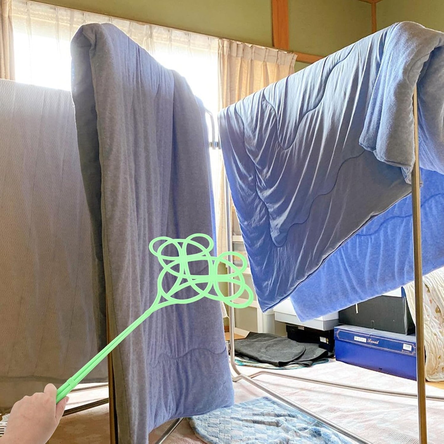 Long Handle Quilt Beating Tool and Rug Dust Cleaning Paddle for Household Blanket and Mattress Dust Removal Traditional Down Duster for Drying and Dusting Bedding Random Color