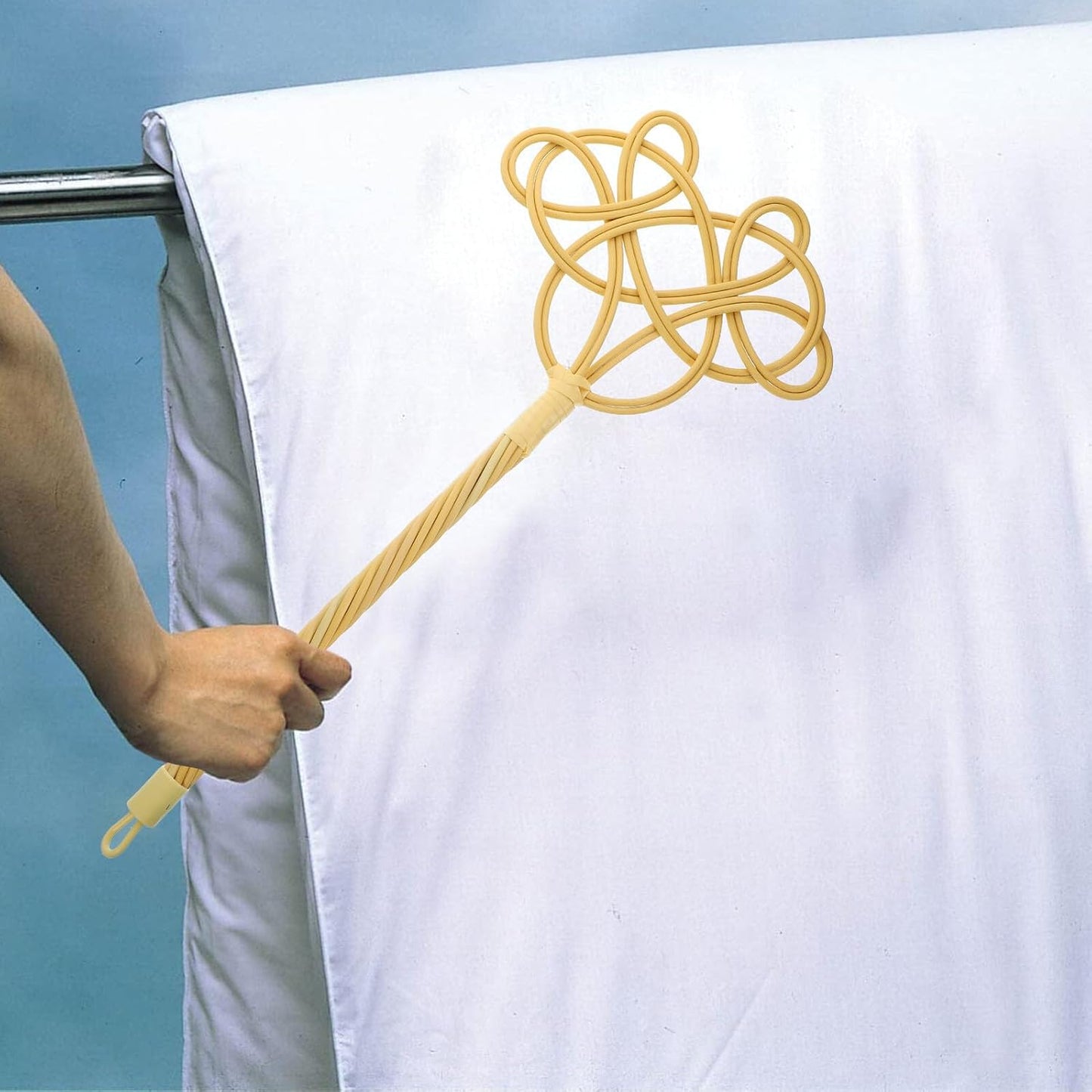 Artibetter Traditional Quilt Duster with Long Twisted Rattan Handle, Woven Carpet Rug Beater for Home Cleaning and Mattress Dust Removal, 1pcs Manual Dust Fluffer for Bedding and Upholstery
