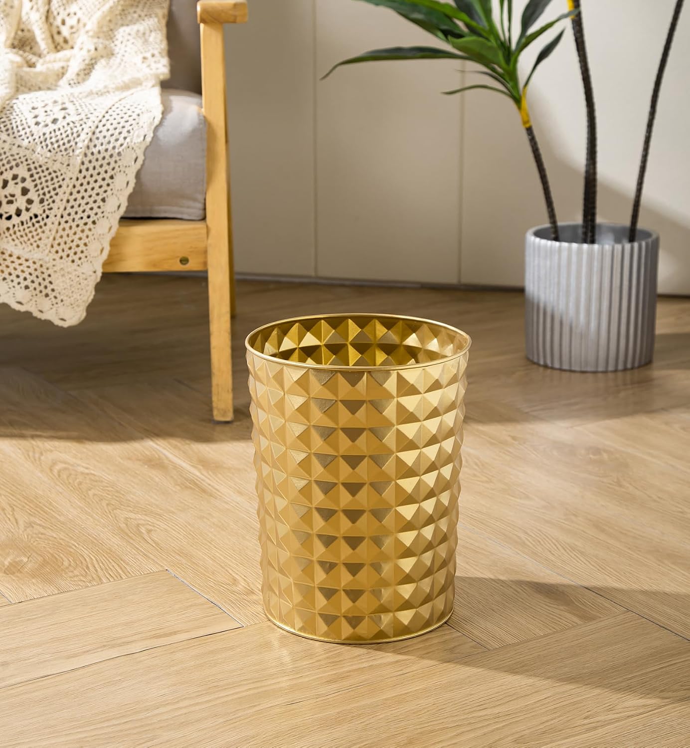 Venalys Small Round Metal Trash Can Wastebasket, Decorative Diamond Pattern Garbage Can Waste Paper Bin, Modern Farmhouse Round Trash Bin for Bathroom, Bedroom, Kitchen and Office (Gold)