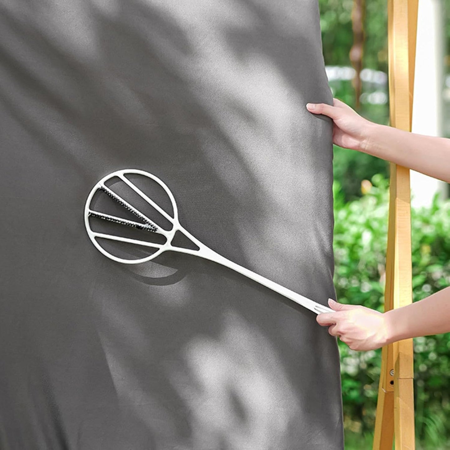 Carpet Beater, Long Handle Rug Comforter Beater, Long Handle Duster Manual Rug Comforter Furniture Dust Remover Detail Duster Cleaner, for Home, Laundry Room, and Outdoor Use