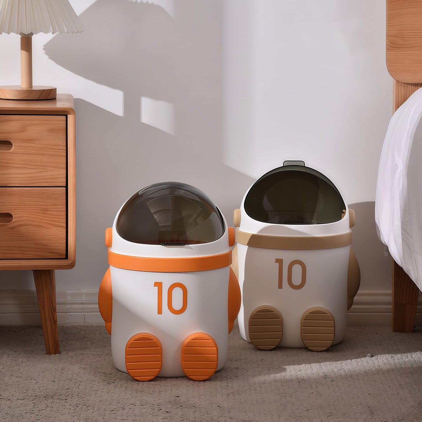 Sylfaen Astronaut Trash Can Wastebasket, 12 Liter / 3.2 Gallon Bathroom Garbage Can with Lid, Garbage Can for Kids, Cute Trash Can for Bedroom, Kids Room, Bathroom, Living Room (Khaki)