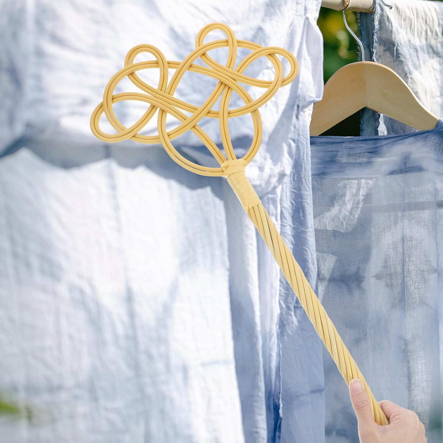Artibetter Traditional Quilt Duster with Long Twisted Rattan Handle, Woven Carpet Rug Beater for Home Cleaning and Mattress Dust Removal, 1pcs Manual Dust Fluffer for Bedding and Upholstery