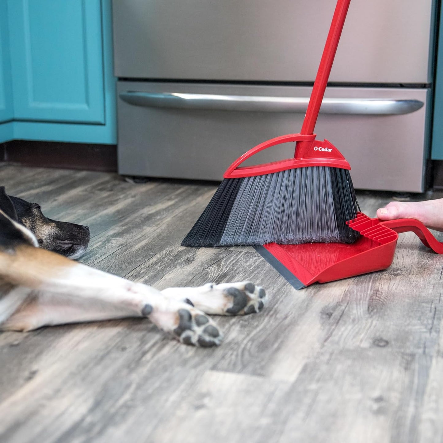 O-Cedar Pet Pro Broom with Step-On Dustpan | Remove 99% with One Sweep | Removes 3 Times More Pet Hair | Quiet Cleaning Tool for Cat and Dog Owners