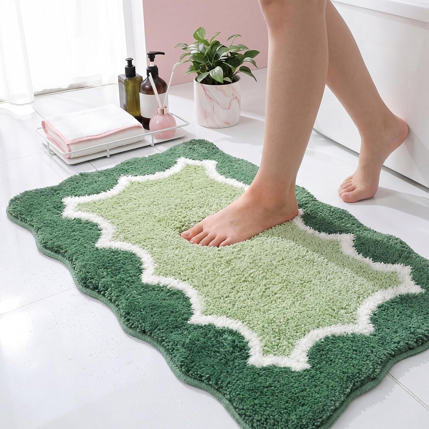 Green Cute Scalloped Bathroom Rug 20"x32" Plush Microfiber Scallop Bathroom Mat Non Slip Absorbent Quick Dry Bath Mat for Shower Room Floor Washable Carpet for Shower Tub Sink Bedroom